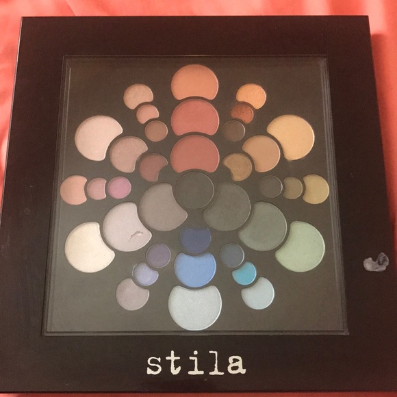Stila, Color wheel eye shadow palette - Picture 1 of 1